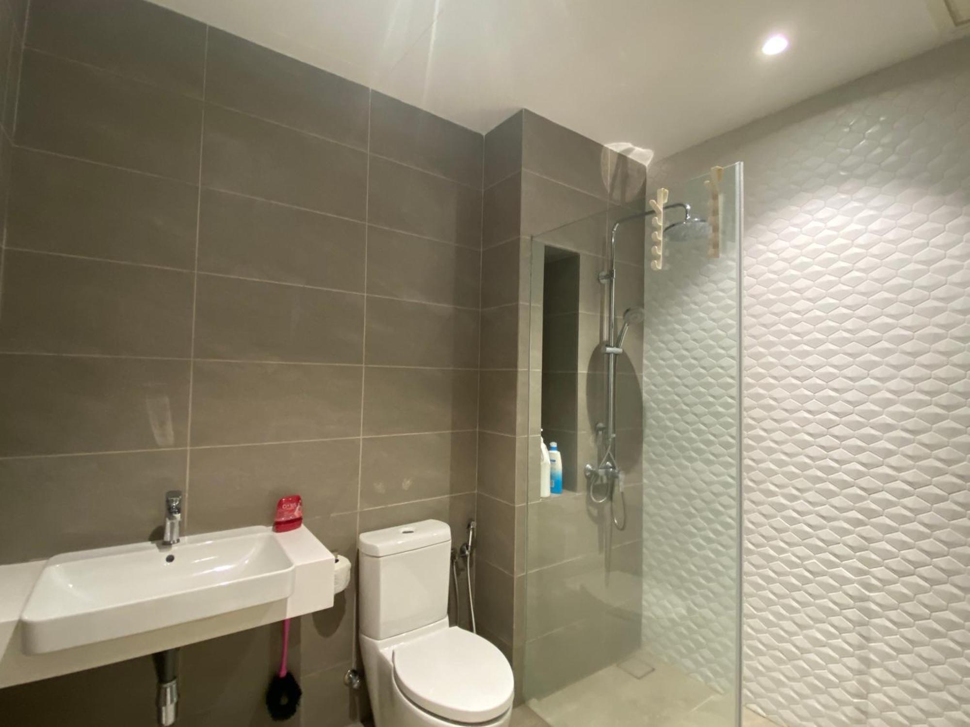 4 Pax Monorail Next To Quill Mall Kuala Lumpur